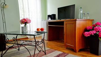Familie studio | Een bureau, gratis babybedden, gratis wifi, beddengoed