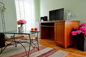 Escritorio, cunas gratuitas, wifi gratis y ropa de cama 