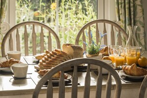 Dining - Pebbles -  a cottage that sleeps 6 guests  in 3 bedrooms (Rye)