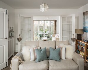 TV - Pebbles -  a cottage that sleeps 6 guests  in 3 bedrooms (Rye)