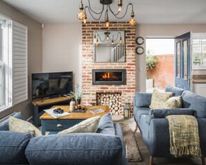 Fernseher, Kamin, Bücher