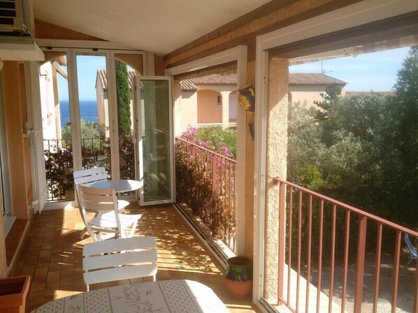 Outdoor dining - Contemporary apartment with air conditioning in a residence with swimming-pool (CAVALAIRE sur mer)