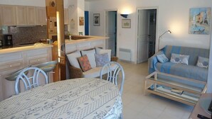A modern apartment with a kitchen, dining area, and living room. - Contemporary apartment with air conditioning in a residence with swimming-pool (CAVALAIRE sur mer)