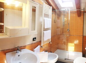 Bruser, bidet, håndklæder, Toiletpapir