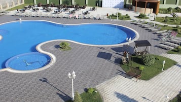 Utendørsbasseng og solsenger