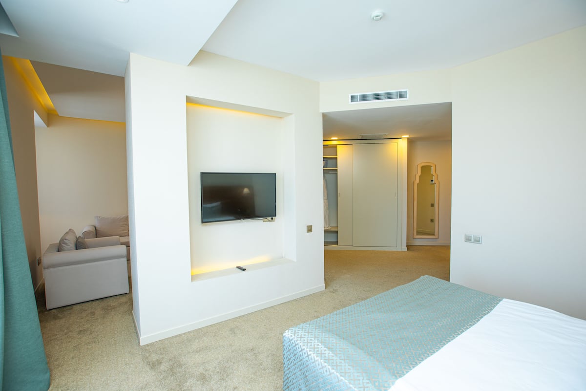 deluxe double room, sea view | 1 bedroom, premium bedding, minibar, in-room safe