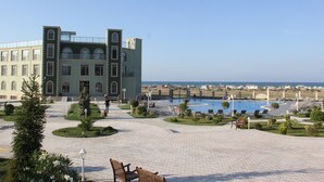 Un hôtel doté d’une piscine, d’un espace extérieur aménagé et offrant une vue sur la mer.