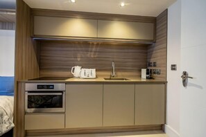 Kühlschrank, Mikrowelle, Herdplatte, Toaster