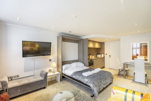 1 bedroom, iron/ironing board, Internet - Cocoa Suites 49 - sleeps 2 guests in studio apartment (York)