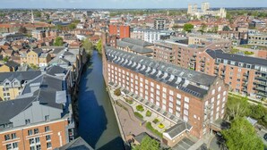 A river running through a city with historic buildings and a prominent cathedral in the background. - Cocoa Suites 49 - York city centre studio (sleeps 2) (York)