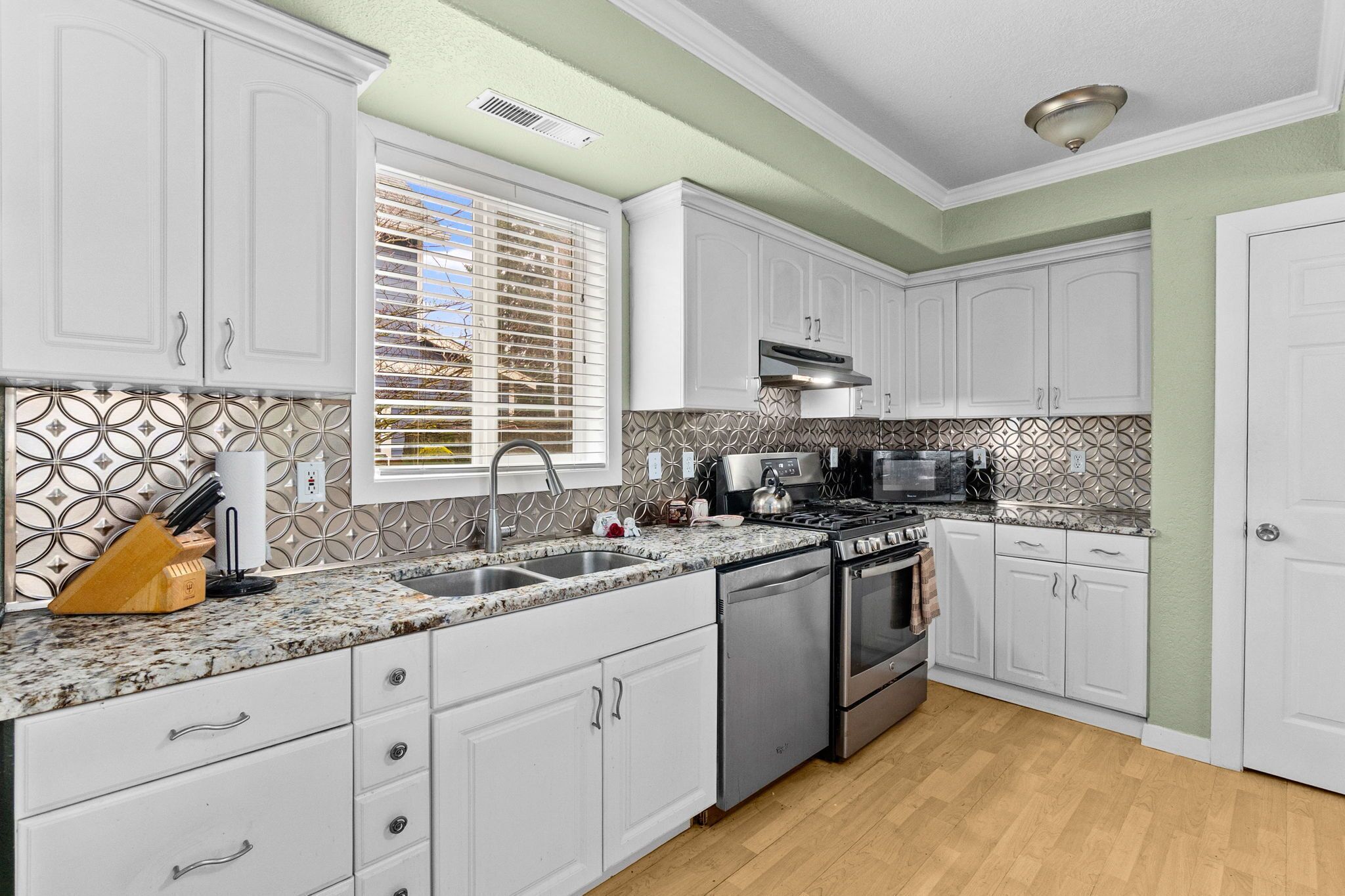 冷蔵庫、電子レンジ、オーブン、コンロ