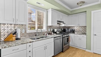 Kylskåp, mikrovågsugn, ugn och spishäll