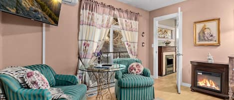 Televisión, chimenea, reproductor de DVD, videoteca