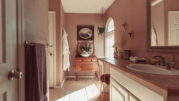 Bañera con ducha, secador de pelo, toallas, papel higiénico