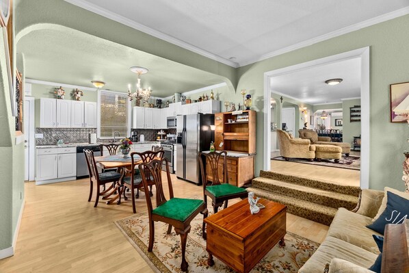 Fernseher, Kamin, DVD-Player, Videothek