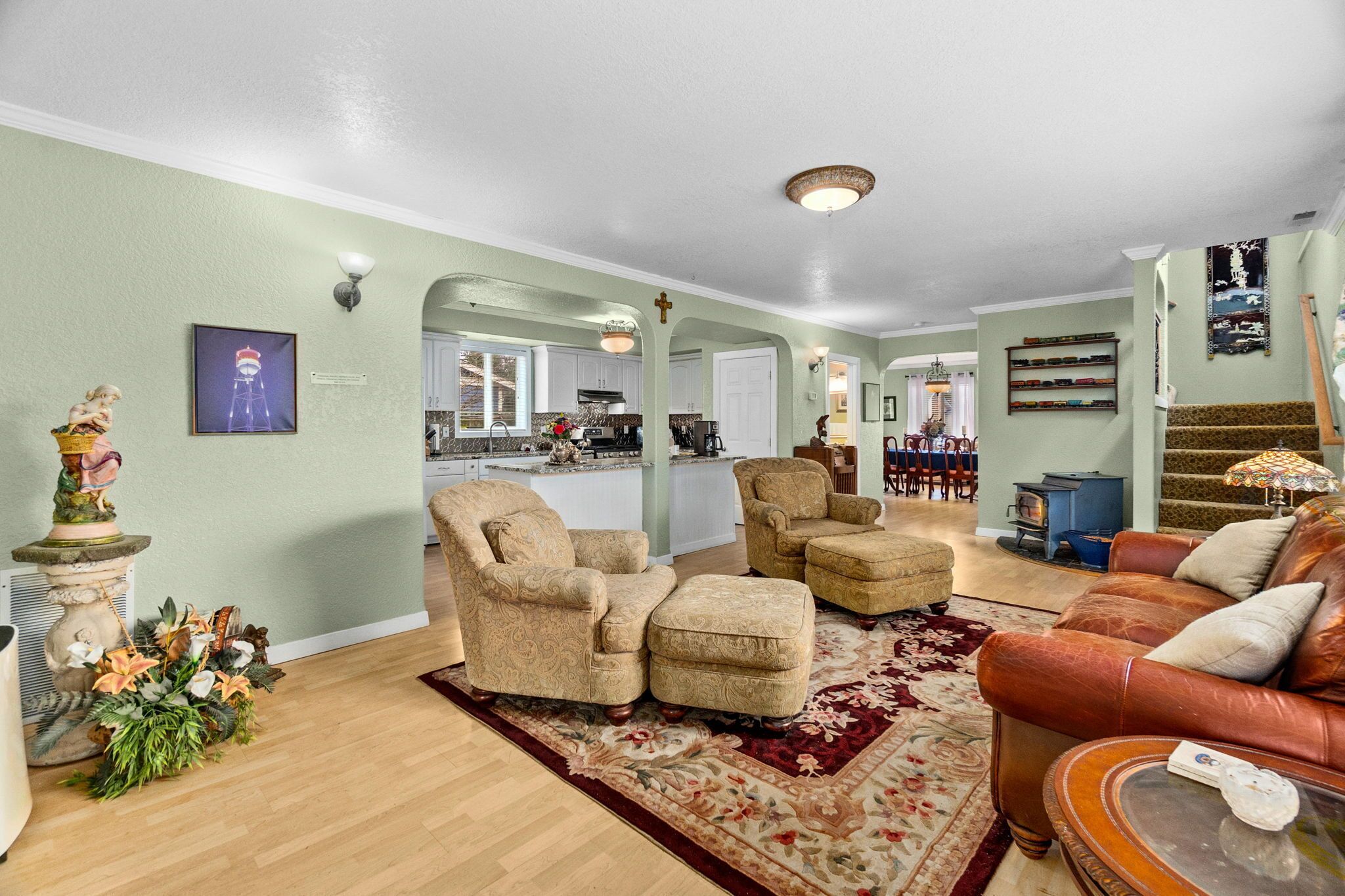 Téléviseur, foyer, lecteur de DVD, sélection de films