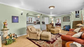 Téléviseur, foyer, lecteur de DVD, sélection de films