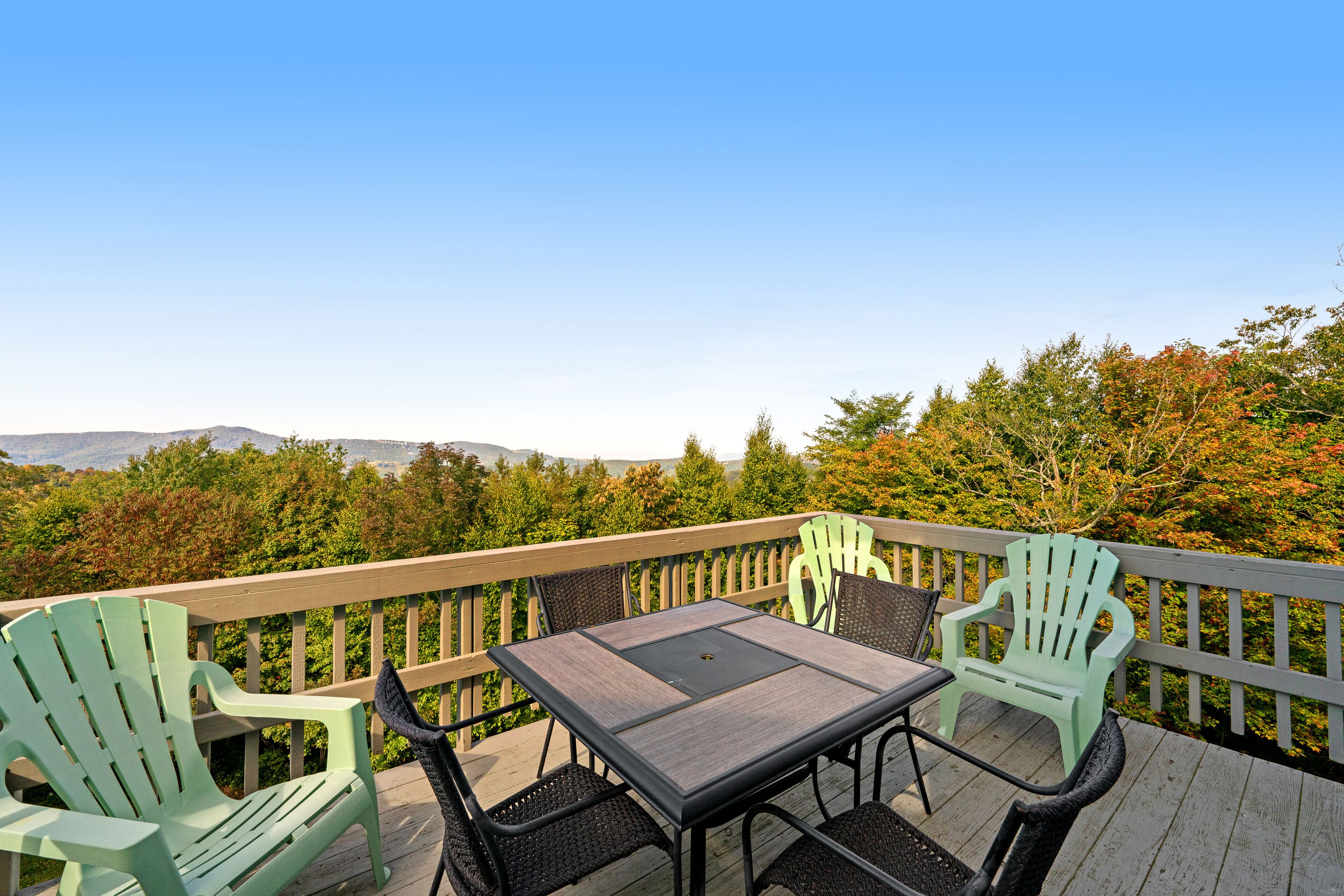 Stylish Condo W/ Easy Access to Trails/Slopes, Private Balcony, Fireplace & WiFi