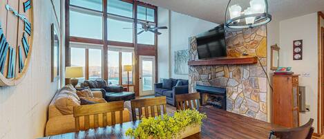 Fernseher, Kamin, Bücher