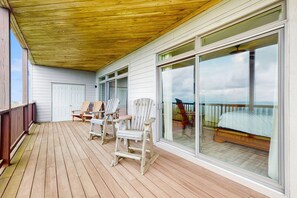 Terrace/patio - Close-to-slopes condo w/gourmet kitchen & stone fireplace (Sugar Mountain)