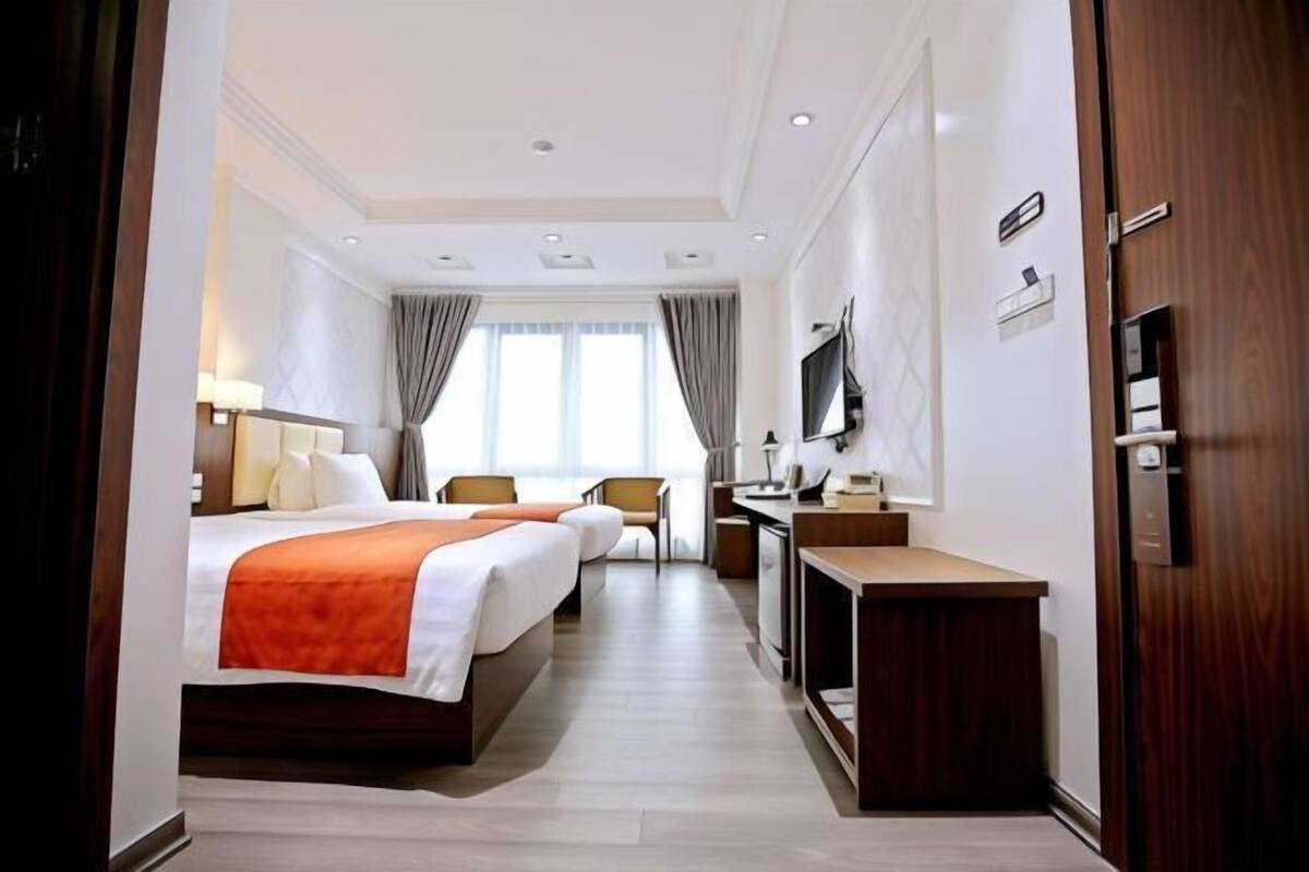 Escrivaninha, quartos à prova de som, Wi-Fi de cortesia, roupa de cama