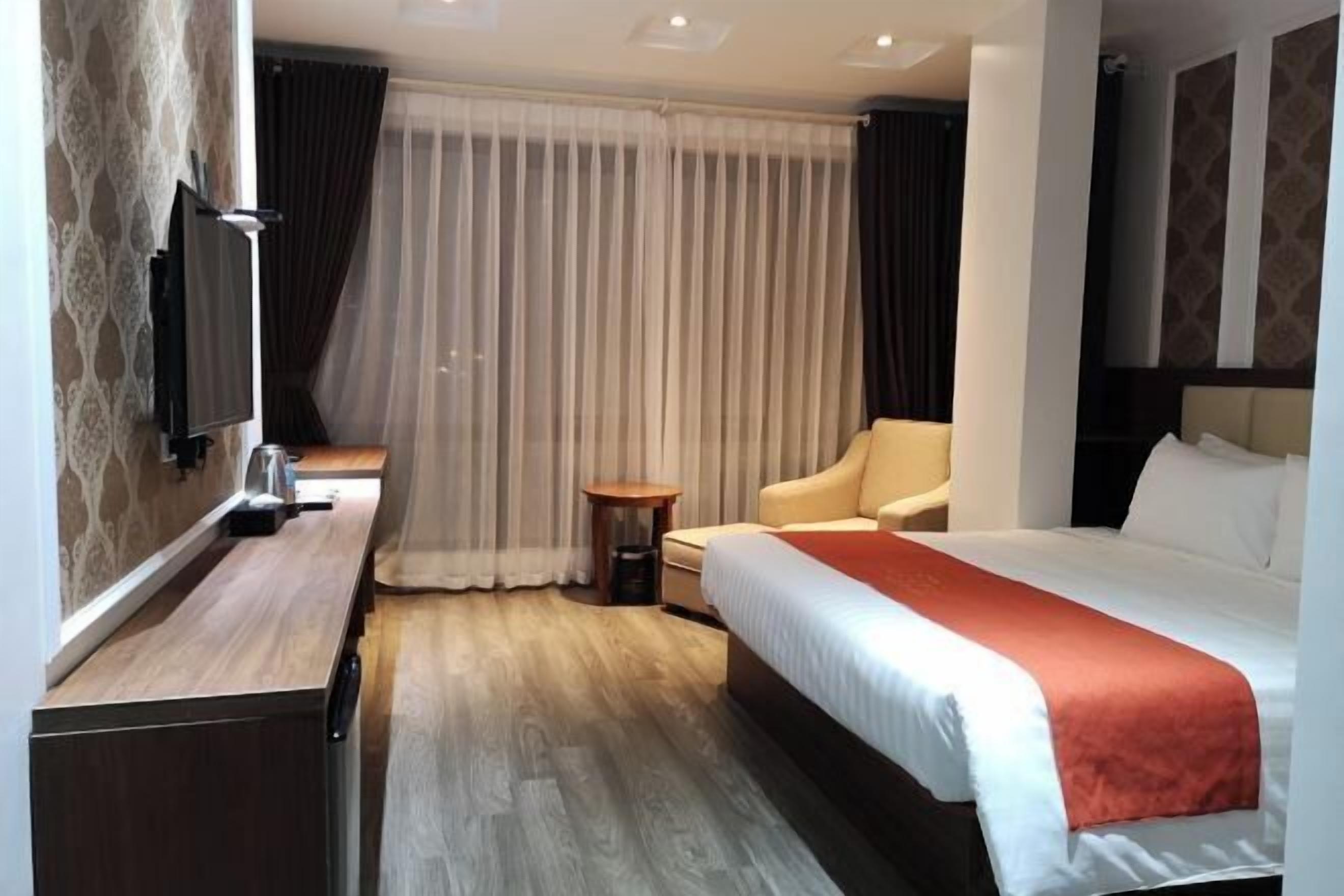 Desk, soundproofing, free WiFi, bed sheets