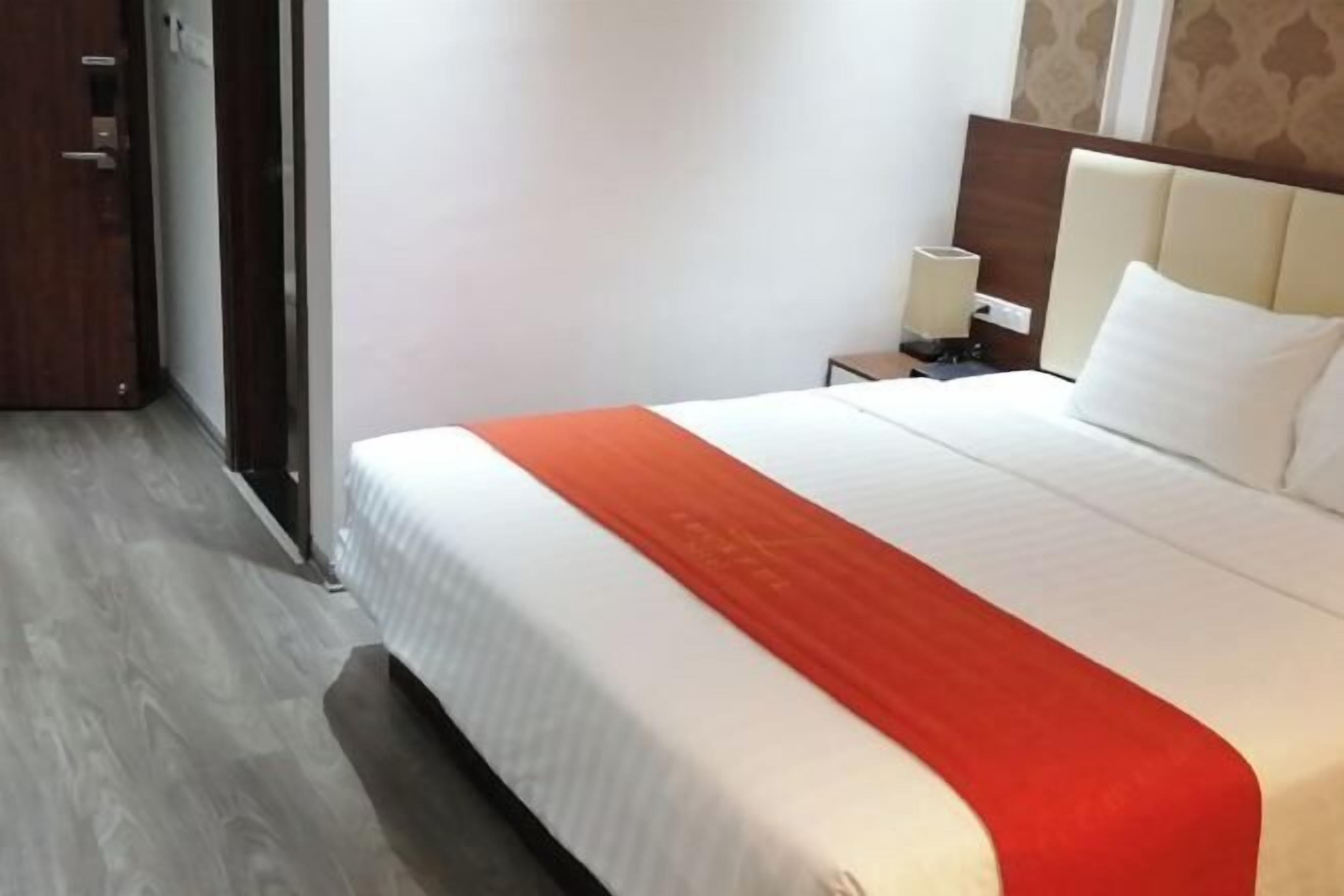 Escritorio, sistema de insonorización, wifi gratis y ropa de cama