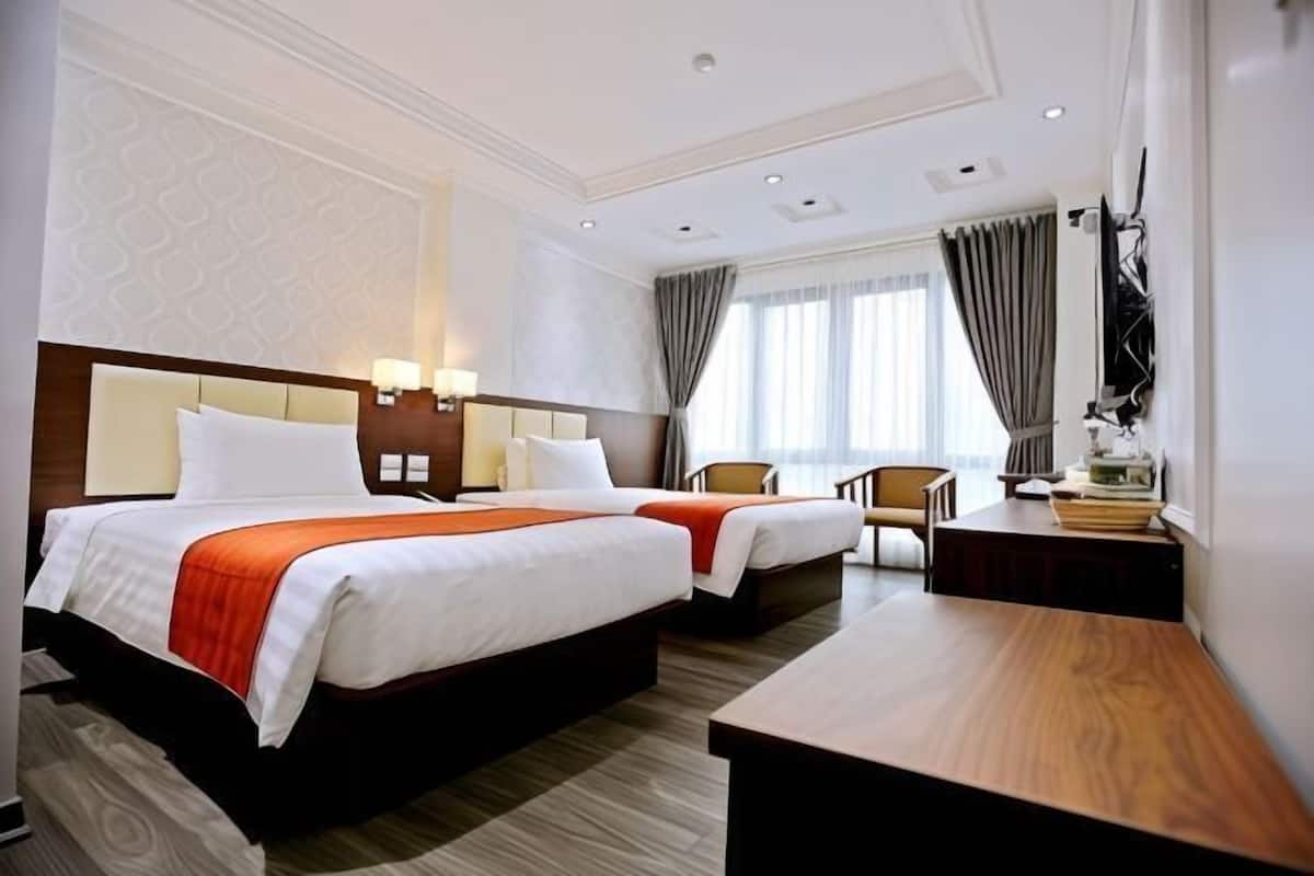 Desk, soundproofing, free WiFi, bed sheets