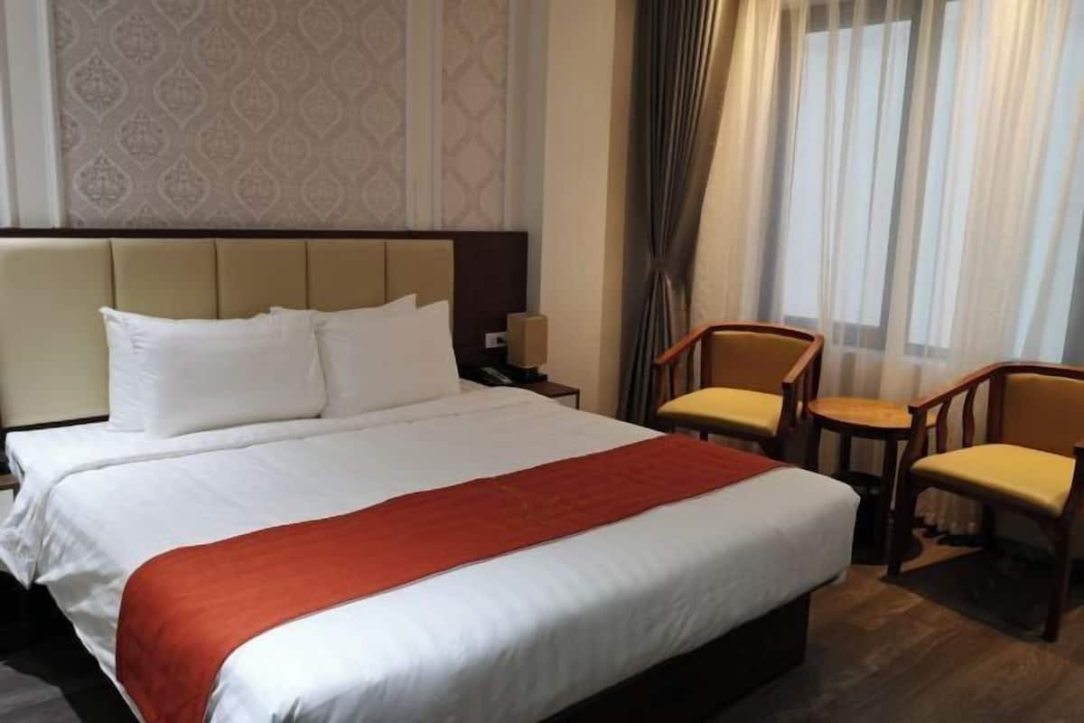 Desk, soundproofing, free WiFi, bed sheets