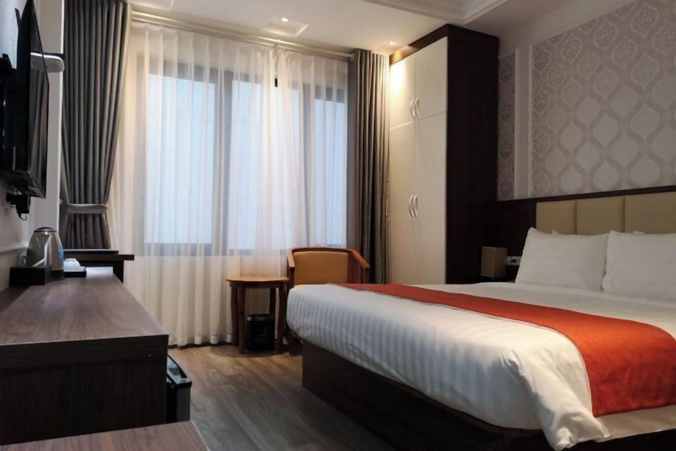 Desk, soundproofing, free WiFi, bed sheets