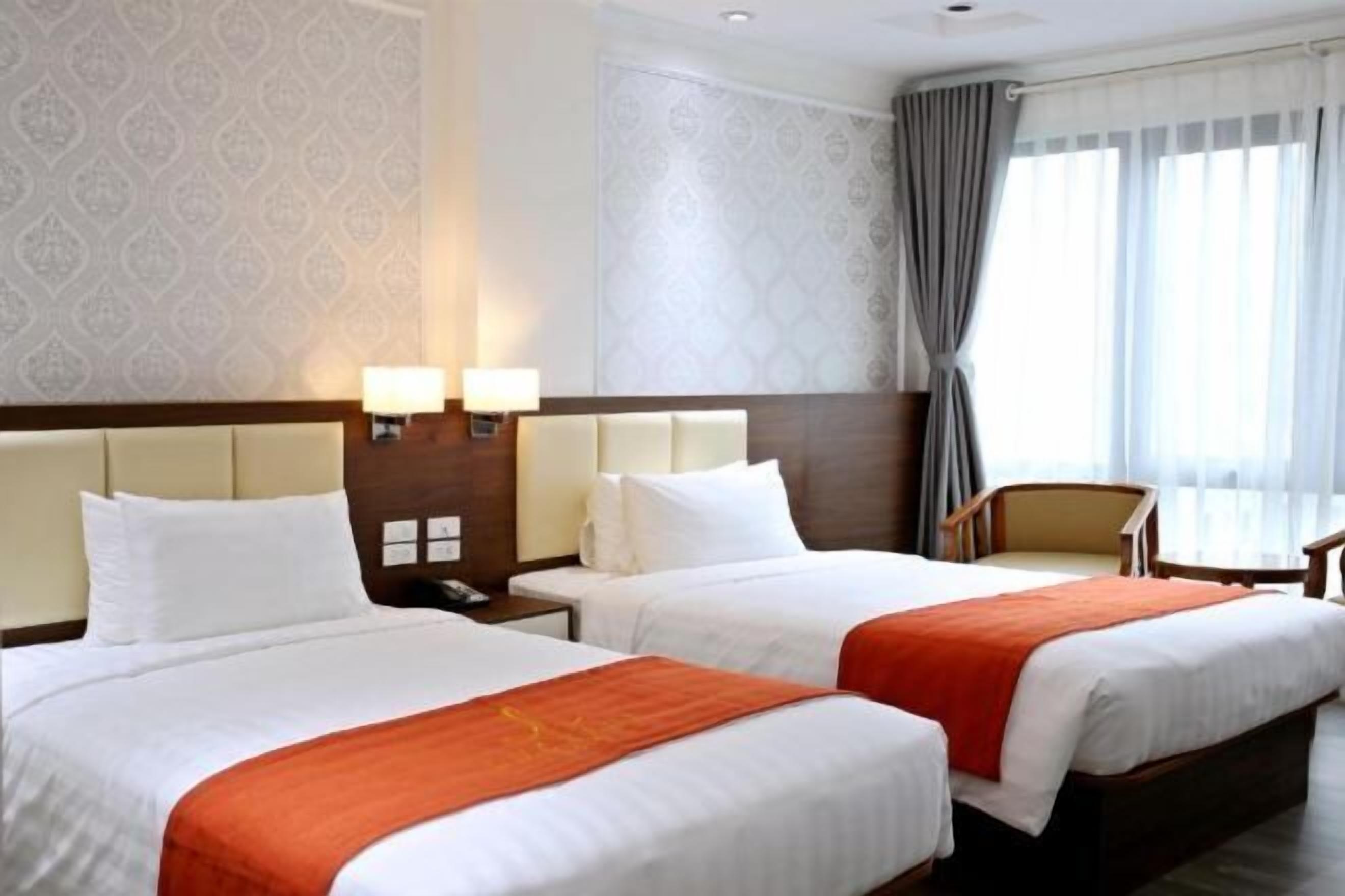 Desk, soundproofing, free WiFi, bed sheets