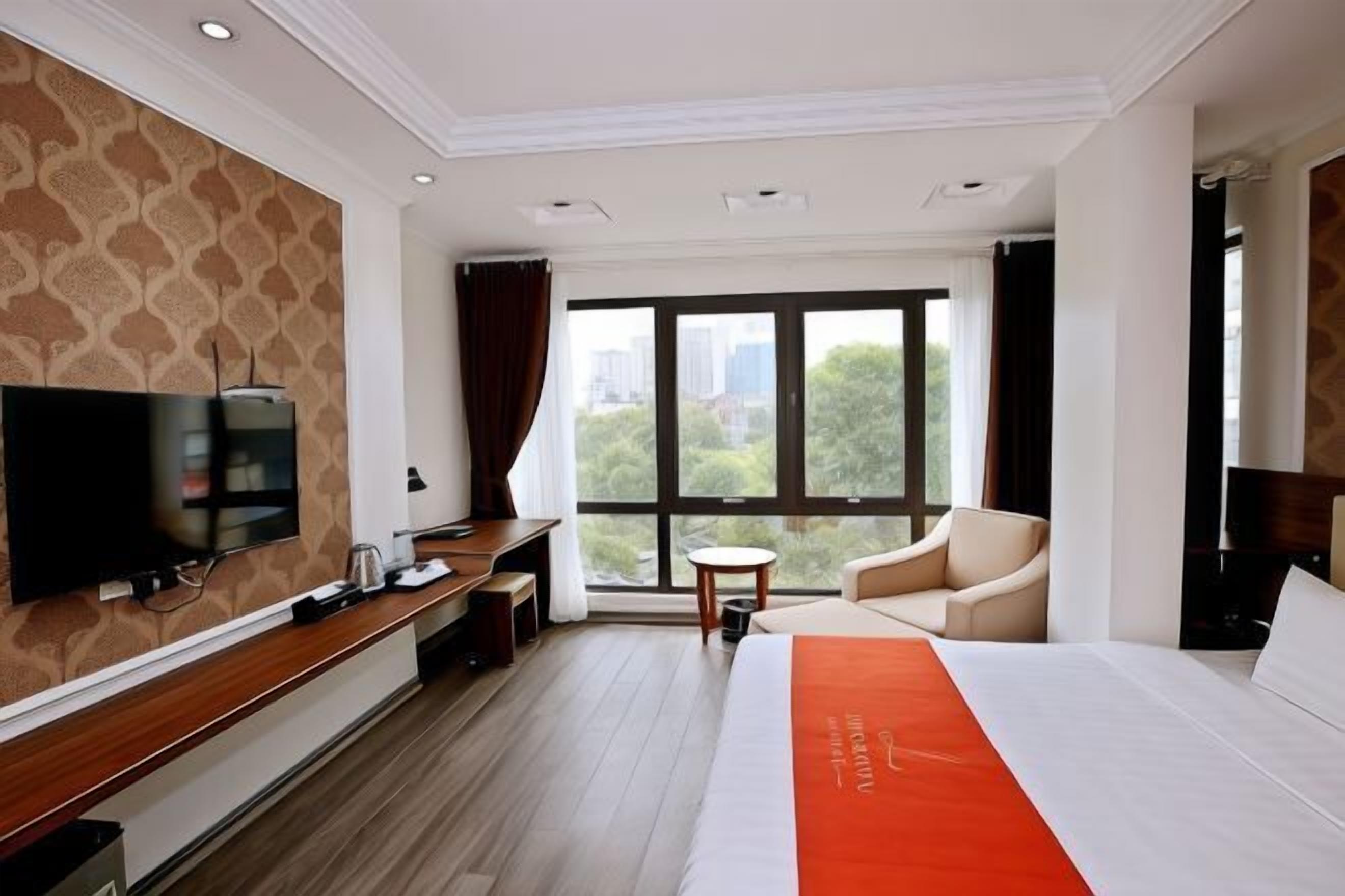 Desk, soundproofing, free WiFi, bed sheets