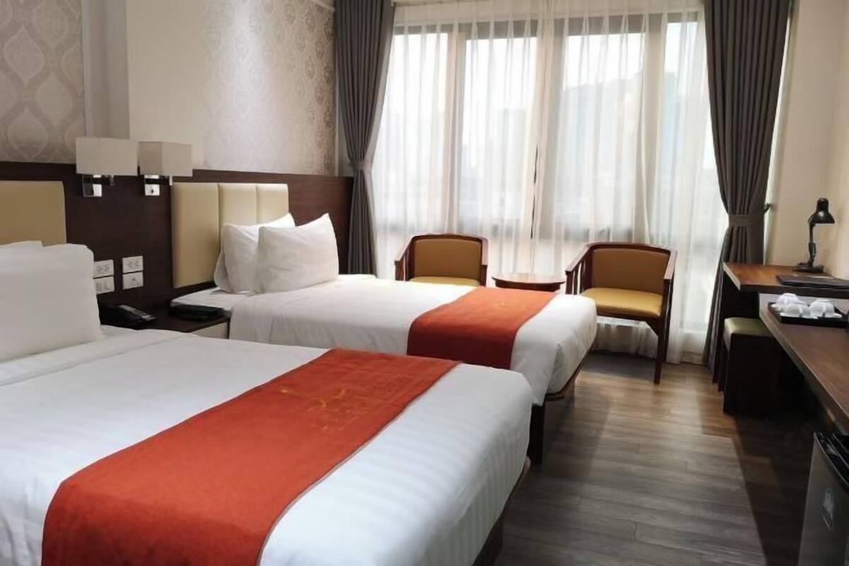 Escrivaninha, quartos à prova de som, Wi-Fi de cortesia, roupa de cama