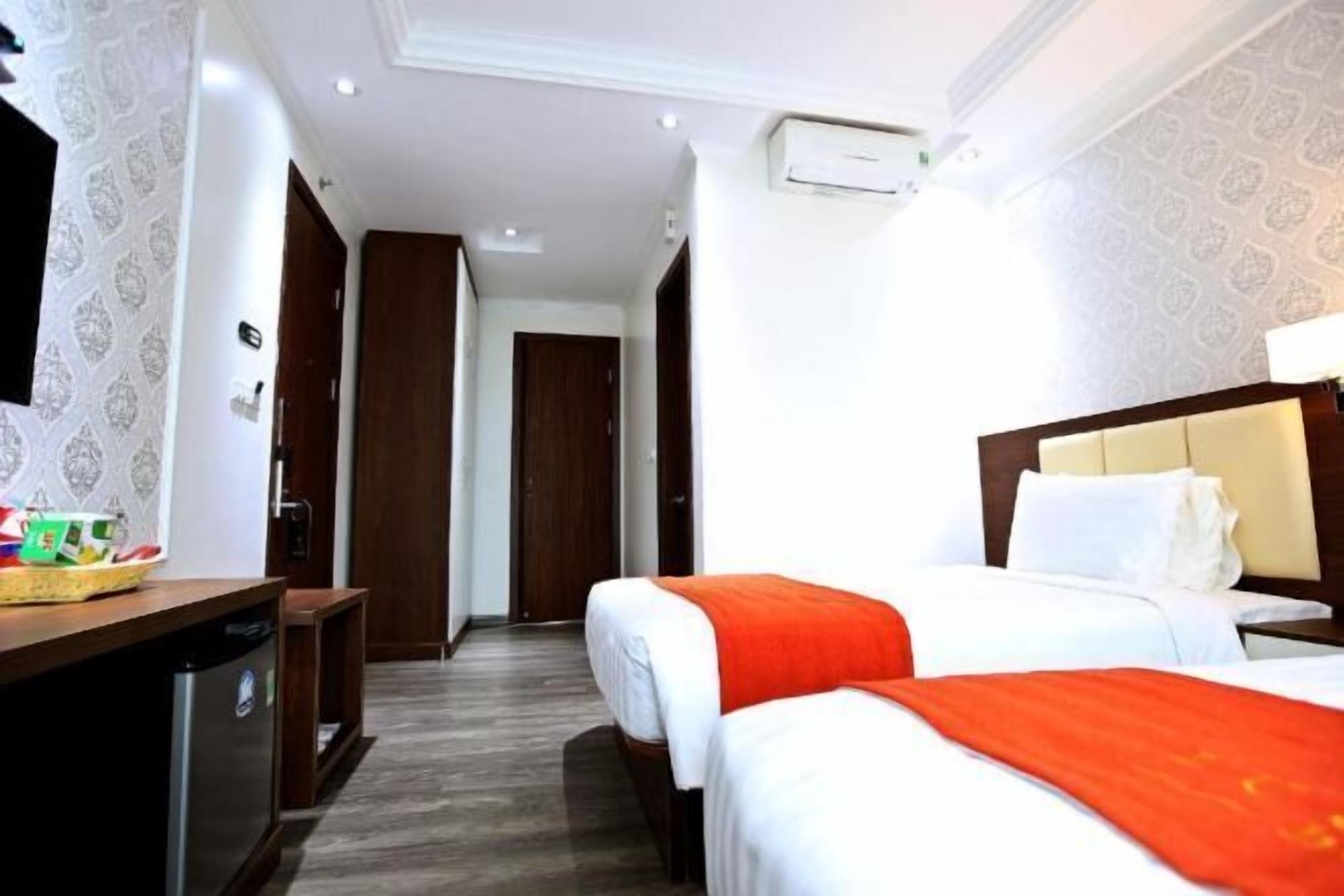 Escritorio, sistema de insonorización, wifi gratis y ropa de cama