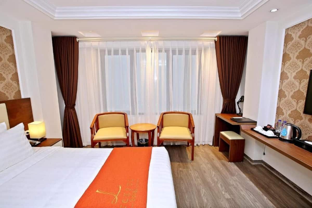 Standard Double Room | Bathroom | Shower, free toiletries, hair dryer, bathrobes
