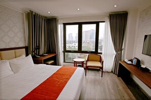 Desk, soundproofing, free WiFi, bed sheets - Luckful Hotel (Hanoi)
