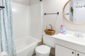 Hair dryer, towels - Pool, Spa & Dining: Beach Condo in Hilton Head! (Hilton Head)