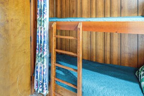 1 bedroom, iron/ironing board, internet, bed sheets - Pool, Spa & Dining: Beach Condo in Hilton Head! (Hilton Head)