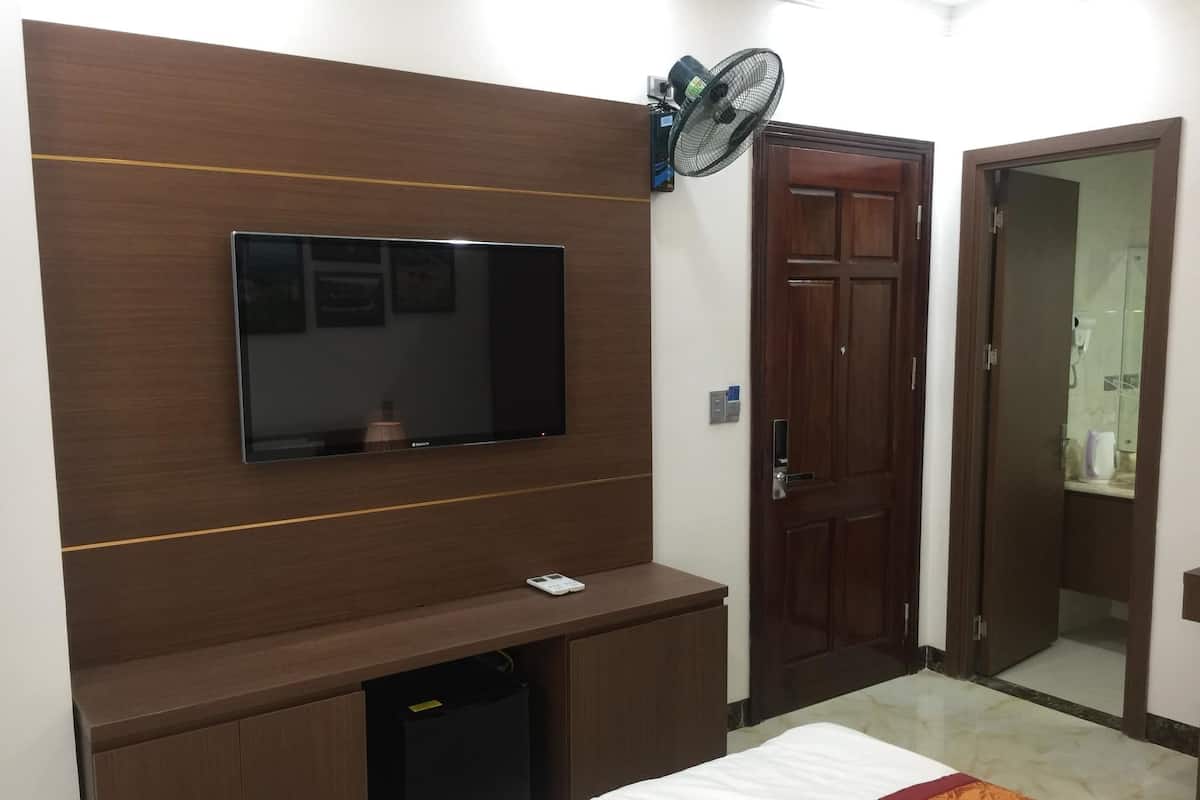 Minibar, desk, soundproofing, free WiFi