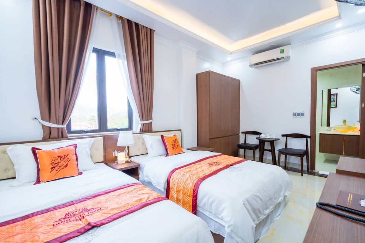 Quarto triplo standard | Frigobar, escrivaninha, quartos à prova de som, Wi-Fi de cortesia