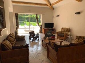 TV, fireplace, DVD player, table tennis - Villa with private pool and garden / French Riviera (La Gaude)