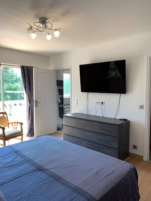 4 bedrooms, iron/ironing board, WiFi, bed sheets