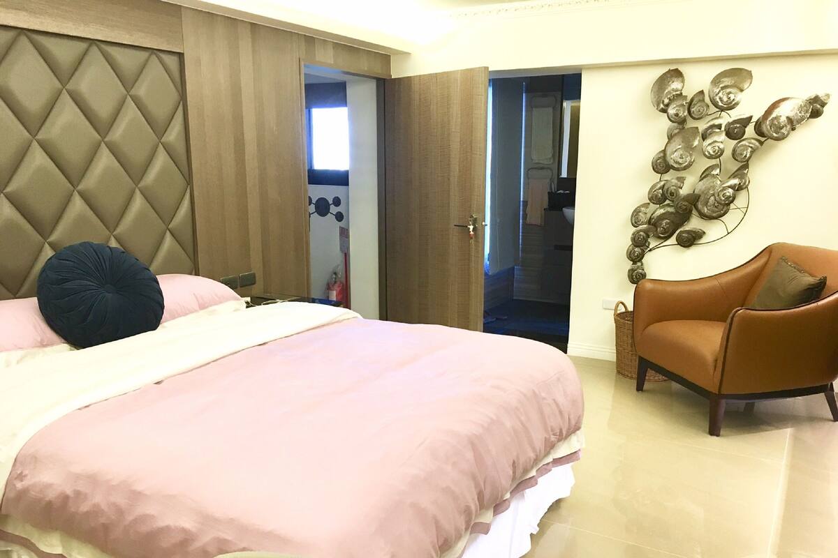 Premium bedding, minibar, desk, laptop workspace