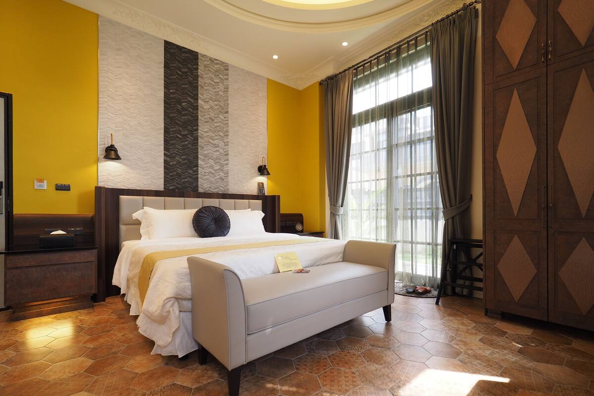 Premium bedding, minibar, desk, laptop workspace