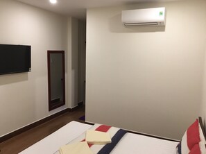 Een bureau, gratis wifi, beddengoed