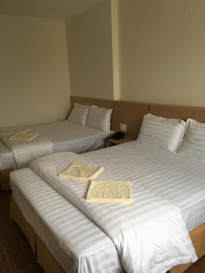 Desk, free WiFi, bed sheets - Phuong Ly Ly Hotel (Ho Chi Minh City)
