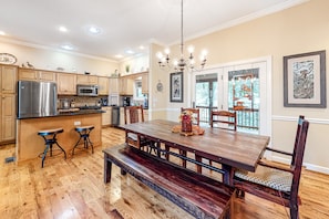 Dining - Bright, cheery cottage w/vaulted ceilings and luxury kitchen appliances (Sugar Mountain)