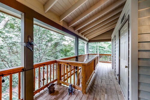 Bright, cheery cottage w/vaulted ceilings and luxury kitchen appliances