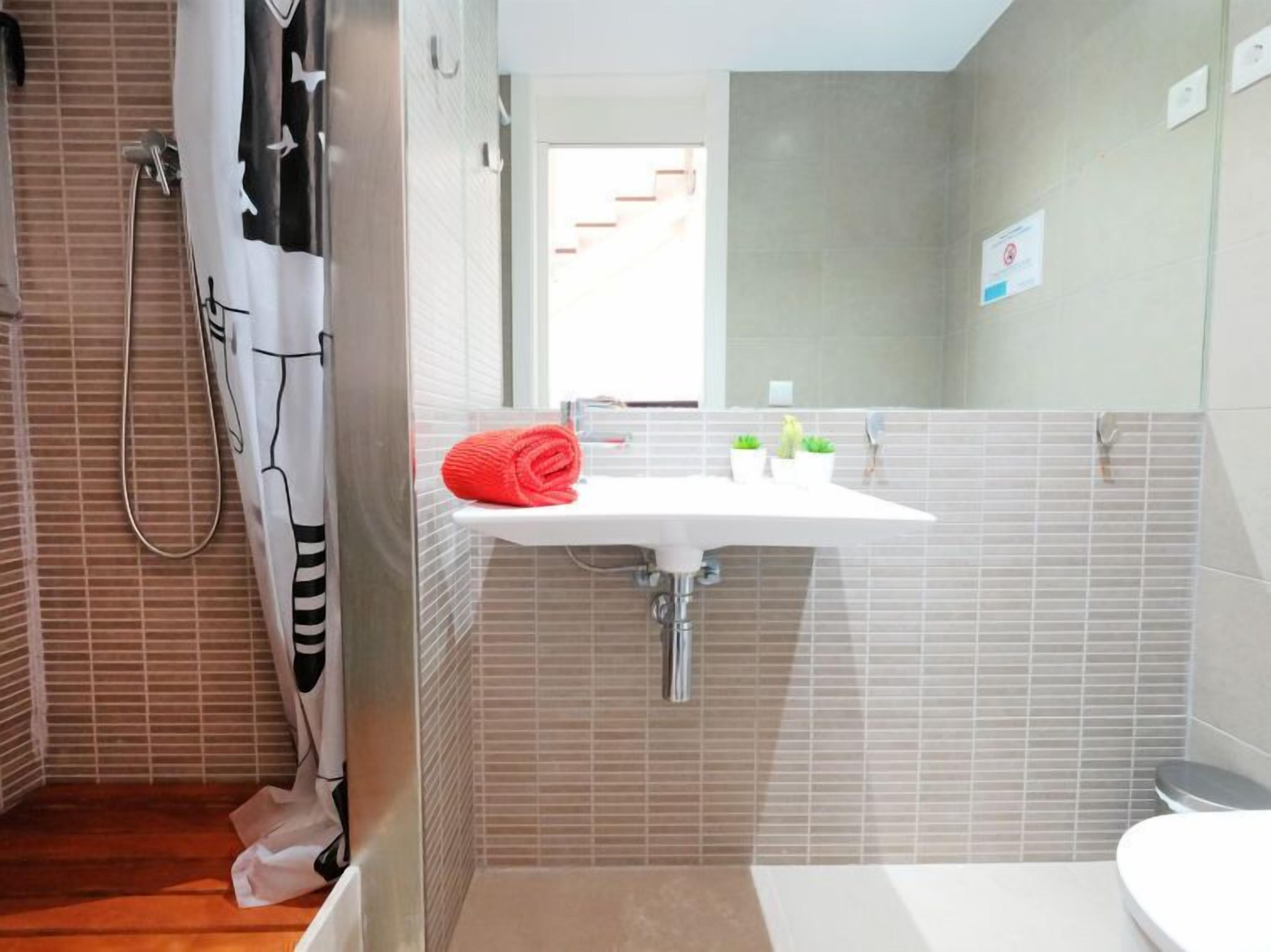 Une salle de bain avec une douche, un lavabo et des toilettes.