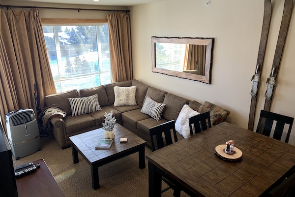 Living/Dining w/ fold out sectional